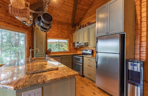 Seguin Cabaña | Family Friendly Getaway in Sucker Bay on Lake Rosseau! Sleeps 8!