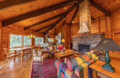 Seguin Cabaña | Family Friendly Getaway in Sucker Bay on Lake Rosseau! Sleeps 8!