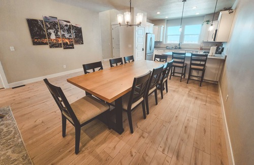 Salt Lake County Casa | Family-friendly haven in Herriman - next to shopping and entertainment.