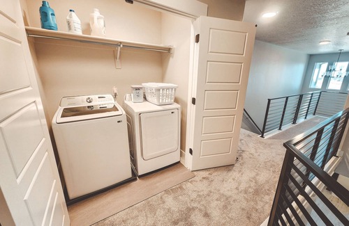 Salt Lake County Casa | Family-friendly haven in Herriman - next to shopping and entertainment.