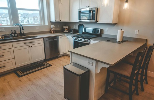 Salt Lake County Casa | Family-friendly haven in Herriman - next to shopping and entertainment.
