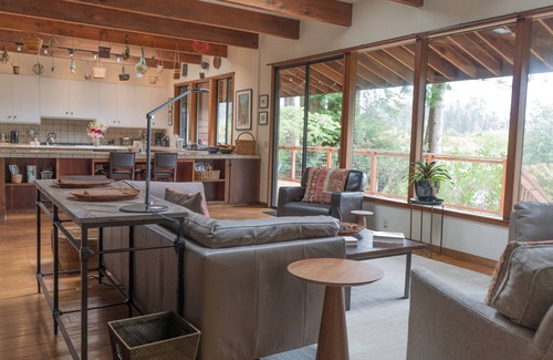Caspar Casa | Casa moderna en 20 acres; jacuzzi, huerto, senderos