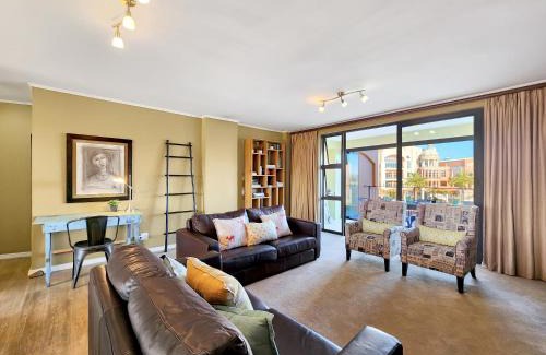 Century City Apartamento | Family-Friendly Home with Ample Space