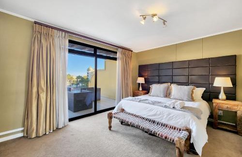 Century City Apartamento | Family-Friendly Home with Ample Space
