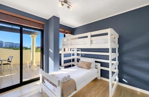 Century City Apartamento | Family-Friendly Home with Ample Space