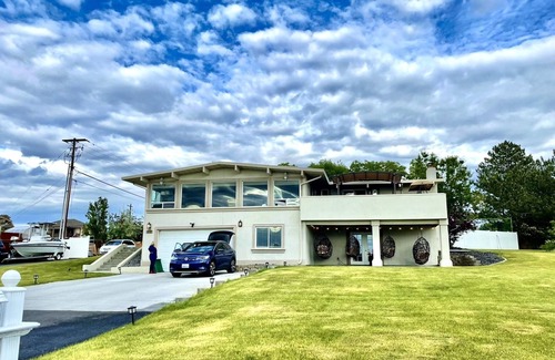 Grant County Casa | Family Friendly- Lake Views, Kayaks, Pool, 2 Hot Tubs, Saunas - NO parties