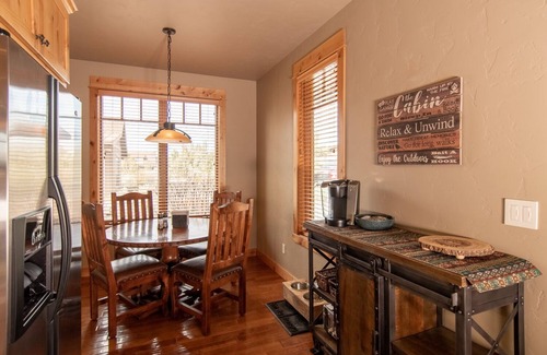 Powell Butte Casa | Familia y perros amigables, lujosa cabaña en el campo de golf