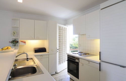 Vouliagmeni Apartamento | Apartamento familiar amigable lux en la playa w / piscina, mejor vista, 25 minutos de Atenas