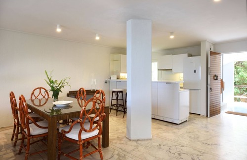 Vouliagmeni Apartamento | Apartamento familiar amigable lux en la playa w / piscina, mejor vista, 25 minutos de Atenas