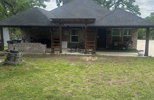 Azle Casa | Family friendly newer construction home, 5 min drive to Eagle Mountain Marina.
