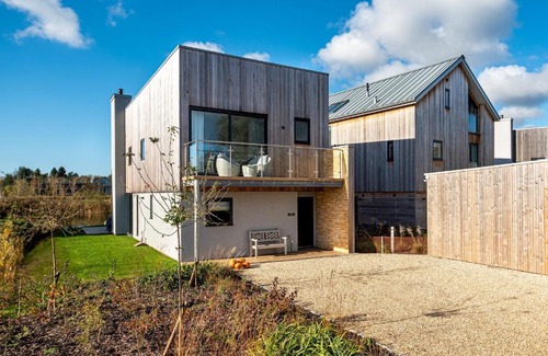 Cirencester Casa | Family friendly property in nature reserve The Hangout ML15