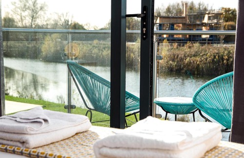 Cirencester Casa | Family friendly property in nature reserve The Hangout ML15