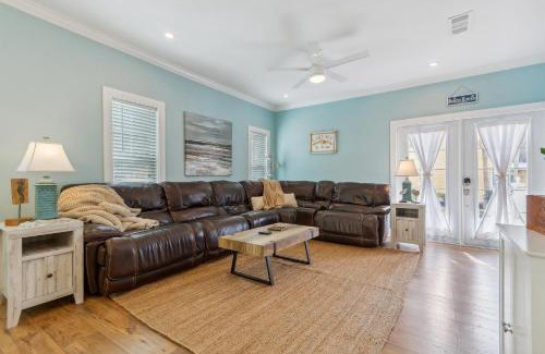 Ono Island Casa | Family-Friendly Pensacola Home Less Than 1 Mi to Beach!