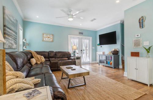 Ono Island Casa | Family-Friendly Pensacola Home Less Than 1 Mi to Beach!