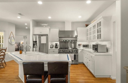 Los Alamos Casa | Family friendly pool, walk to restaurants!