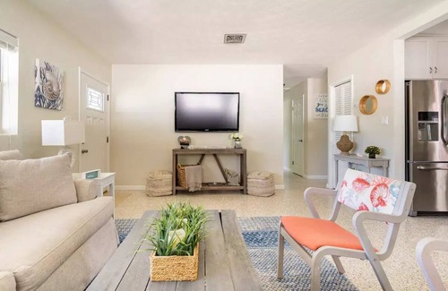 Palma Sola Casa | Family friendly private home with pool and close to the beaches