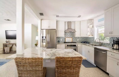 Palma Sola Casa | Family friendly private home with pool and close to the beaches