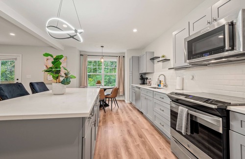 Bloomfield Casa | Family-Friendly Retreat - Sleeps 20 in Bloomfield, CT