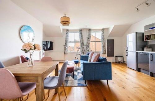 Cromer Apartamento | Family-Friendly Seaside Gem: King and Twin