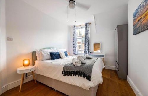 Cromer Apartamento | Family-Friendly Seaside Gem: King and Twin