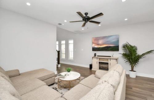 Clodine Casa | Family Friendly Spacious 3 Bedroom w Pool Table