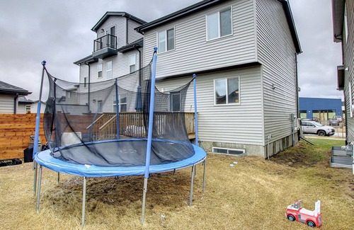 Southeast Edmonton Casa | ☆FAMILY FRIENDLY☆ Spacious☆ Chic 4BDRM✔Airport⚡WiFi🔥Fireplace
