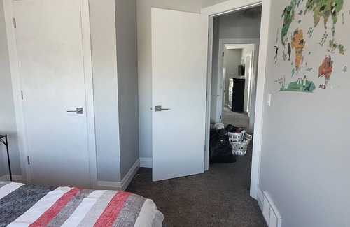 Southeast Edmonton Casa | ☆FAMILY FRIENDLY☆ Spacious☆ Chic 4BDRM✔Airport⚡WiFi🔥Fireplace
