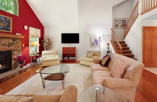 Bushkill Casa | Family Friendly, Spacious, Tranquil Pocono Home ~ Hike + Ski +Golf!