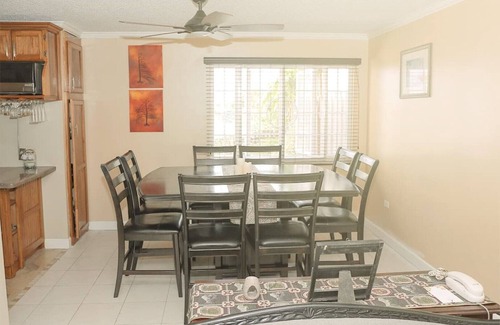 Beverly Hills Condominio | Family Friendly Townhouse with Mountain View