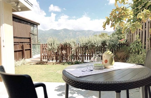Beverly Hills Condominio | Family Friendly Townhouse with Mountain View