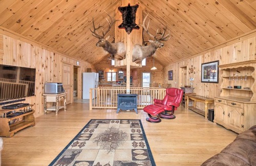 Troy Casa | Family-Friendly Troy Getaway with Furnished Deck!