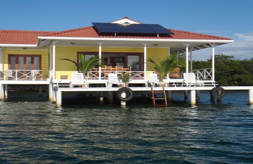 Punta Caracol Casa | Alojamiento familiar inolvidable de vacaciones en la casa de agua.