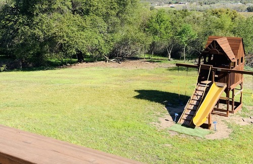 Valley Springs Casa | Fam Friendly Home * Patio cubierto con fabulosas vistas y fogata