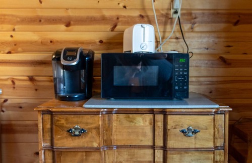 Elkins Cabina | "Family Fun by the River: Sleeps 9, Pet-Friendly Cabin!"