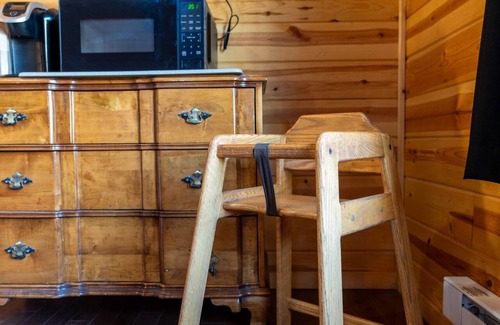 Elkins Cabina | "Family Fun by the River: Sleeps 9, Pet-Friendly Cabin!"
