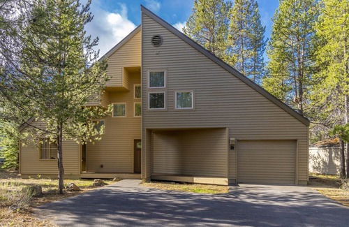 Sunriver Casa | Family fun for all ages. Hot Tub, Bikes, Arcade, Private, Pets ok, SHARC, AC.