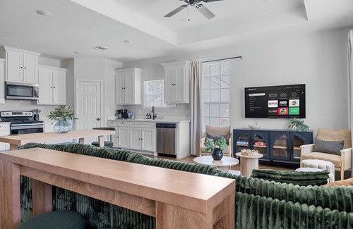 Bonham Casa | Family Fun Getaway| Game Room| Fire Pit| Mini Golf