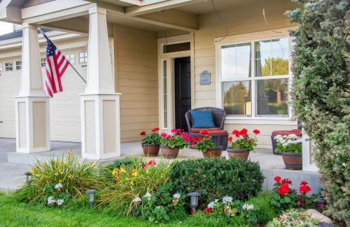 Post Falls Casa | Family Fun! Gorgeous North Idaho Home w/Tesla Charge : Prairie Inn