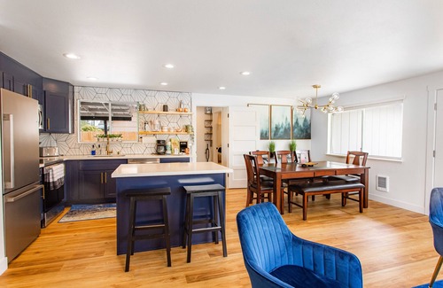 West End Casa | Family Fun Haven: Spacious Retreat with Games, Arcade & beautiful Kitchen