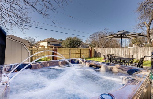 San Antonio Casa | Family Fun near SixFlags & SeaWorld GameRoom YardGames HotTub 3 KING Beds CLEAN!