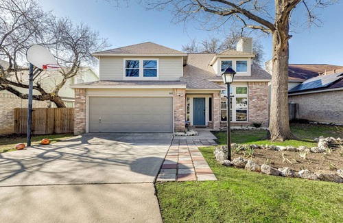 San Antonio Casa | Family Fun near SixFlags & SeaWorld GameRoom YardGames HotTub 3 KING Beds CLEAN!