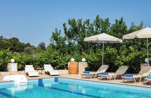 Eletherna Villa | Villa tradicional con 4 habitaciones, piscina cercada y jardines increíbles.