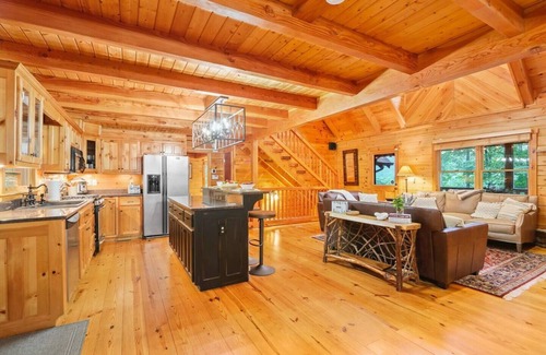 Banner Elk Cabina | Family Getaway|Mystic Glow Jungle|KidsSafari|HotTub|Pets|Firepit|Luxe Amenities