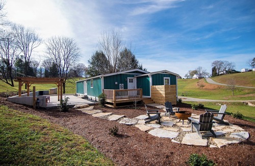 Alexander Casa | Family Getaway with Fire pit/Patio 20 min to AVL