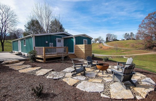 Alexander Casa | Family Getaway with Fire pit/Patio 20 min to AVL