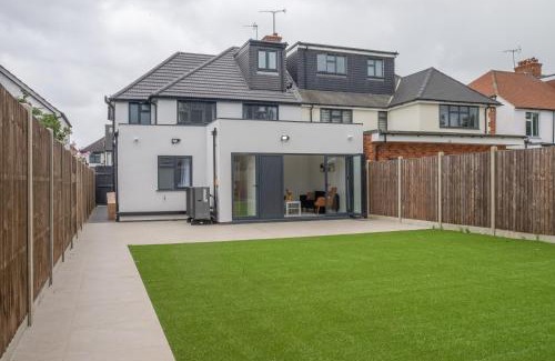 Harrow Apartamento | Family & Group-Friendly 7-Bed House near The Great Barn Harrow with 3 Private Parking