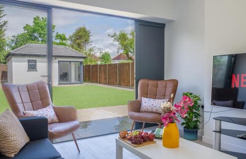 Harrow Apartamento | Family & Group-Friendly 7-Bed House near The Great Barn Harrow with 3 Private Parking