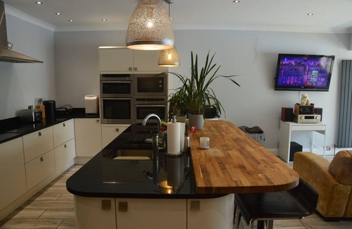 North Stoke Casa | Family Holiday Home With Swimming Pool & Garden in the South Downs National Park