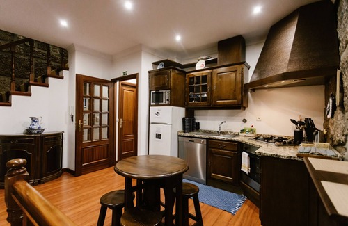 Creixomil Casa | Casa familiar 3 min. desde el centro con garaje, wifi, aire acondicionado, etc.
