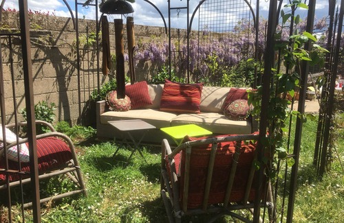 Tinteniac Casa | Family home / Artist. Halfway between town and sea. Quietly. Ideal for families